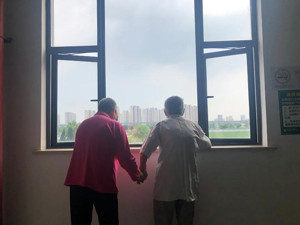 嘉华这对父女，感动诸多媒体